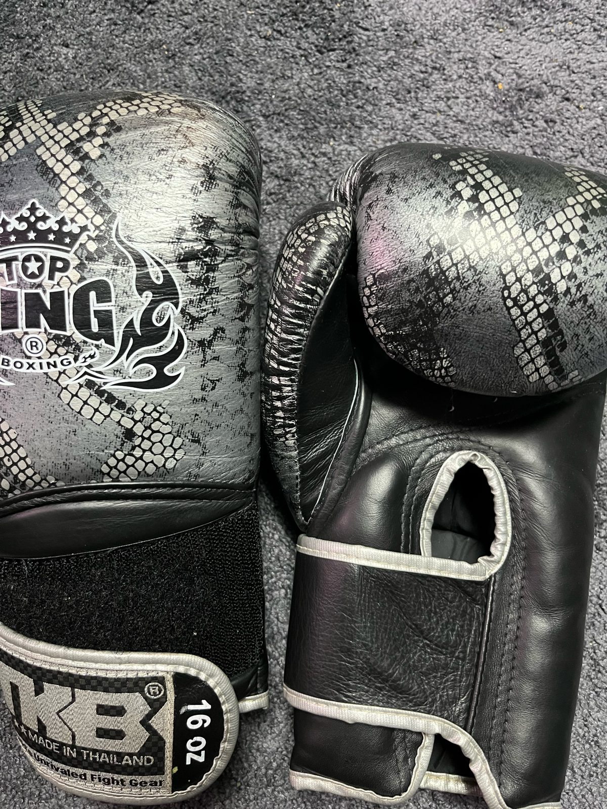 Top King TKB Super Snake Boxing Gloves 16oz Silver/Black, photo 2